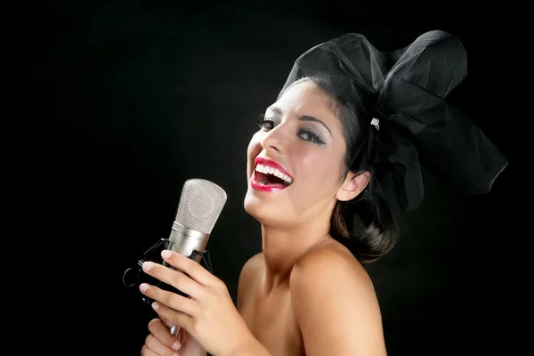 Piękna kobieta śpiewa na wzór mikrofon — Zdjęcie stockowe