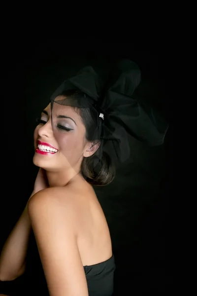 Barna glamour divat mosolyogva fekete felett — Stock Fotó