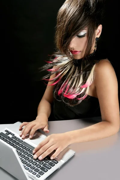 Attrayant brunette femme de mode avec ordinateur portable — Photo
