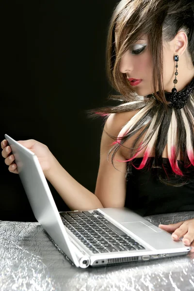 笔记本电脑的有吸引力的黑发时尚女人 — 图库照片