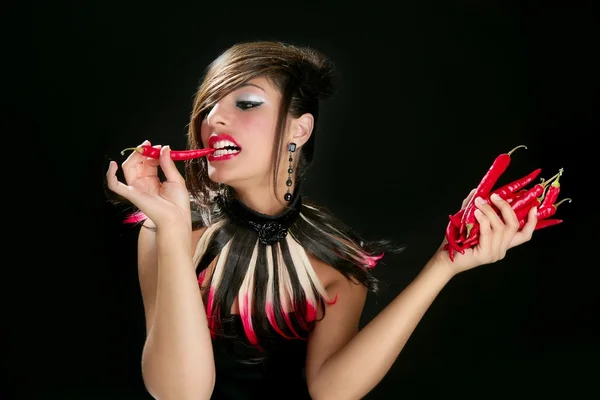 红辣椒的吸引力时尚黑发女人 — 图库照片