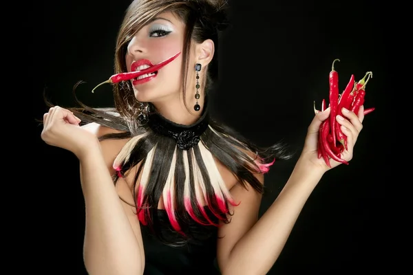 Atraktivní módní bruneta s červenou paprikou — Stock fotografie