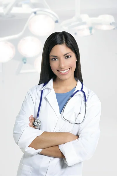 Vacker brunett indiska unga läkare kvinna — Stockfoto