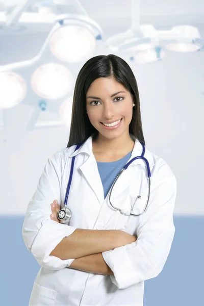 Vacker brunett indiska unga läkare kvinna — Stockfoto