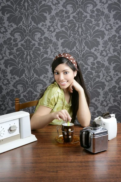 Ретро женщина пьет кафе на кухне обоев — стоковое фото