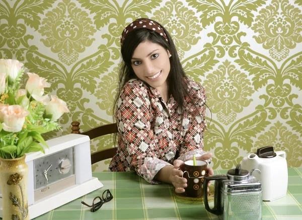 Retro mujer bebiendo café en la cocina de papel pintado — Foto de Stock
