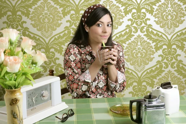 Ρετρό γυναίκα πίνοντας καφέ στην κουζίνα του ταπετσαρία — Φωτογραφία Αρχείου