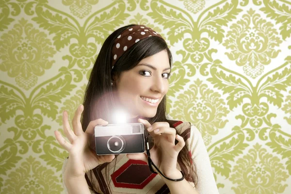 Retro foto kamera Kvinnan grönt sextiotalet bakgrund — Stockfoto