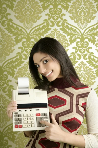 Retro muhasebeci kadın hesap makinesi duvar kağıdı — Stok fotoğraf