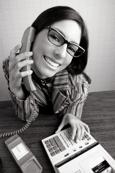 Ретро секретарка широкий кут гумор телефон жінка — стокове фото