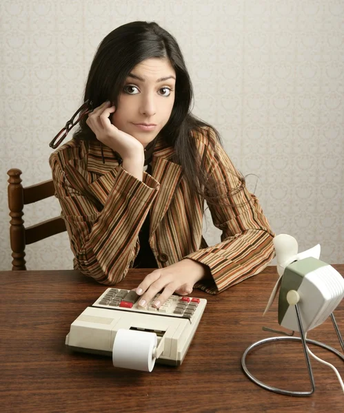 Accountant retro vrouw rekenmachine negatieve expressie — Stockfoto