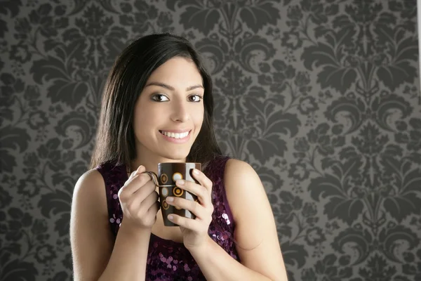 Koffie beker brunette mooie vrouw retro portret — Stockfoto
