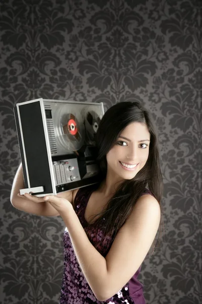 Retro bębnowy otwarty magnetofon piękna brunetka dj — Zdjęcie stockowe