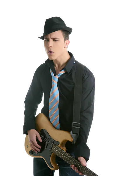 若いセクシーな男性のギター プレーヤー、ネクタイ、黒の帽子 — ストック写真