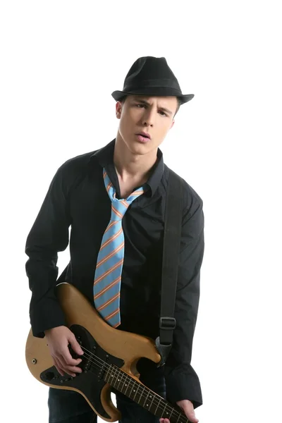 Ung sexig manlig gitarrist, slips och svart hatt — Φωτογραφία Αρχείου