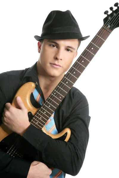 若いセクシーな男性のギター プレーヤー、ネクタイ、黒の帽子 — ストック写真