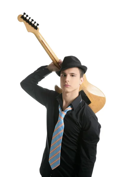 Genç seksi erkek gitar çalar, kravat ve siyah şapka — Stok fotoğraf