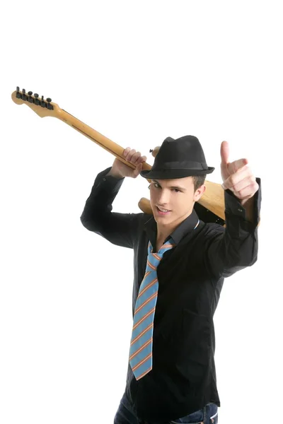 Młody seksowny mężczyzna gitarzystą, krawat i czarny kapelusz — Zdjęcie stockowe