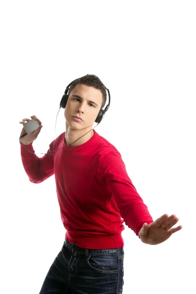 Jovem estudante menino vestido em vermelho ouvir música mp3 — Fotografia de Stock