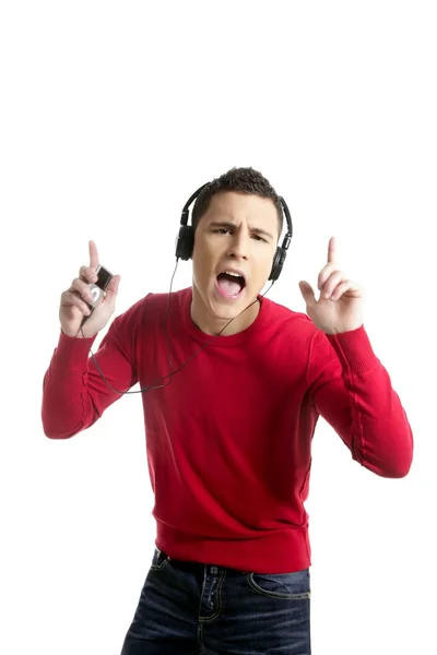 Jovem estudante menino vestido em vermelho ouvir música mp3 — Fotografia de Stock