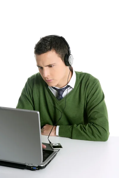 年轻男子学生、 计算机、 音乐耳机 — 图库照片