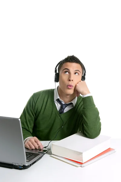 Jeune homme étudiant, ordinateur, écouteurs de musique — Photo