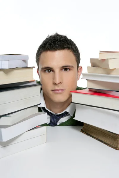 Jeune étudiant malheureux avec des livres empilés — Photo