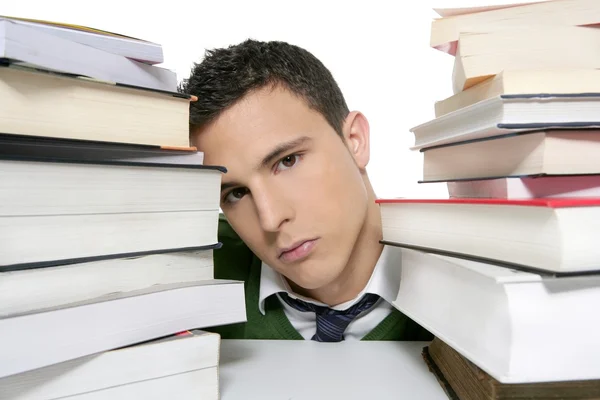 Jeune étudiant malheureux avec des livres empilés — Photo