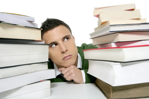 Jonge ongelukkig student met gestapelde boeken — Stockfoto
