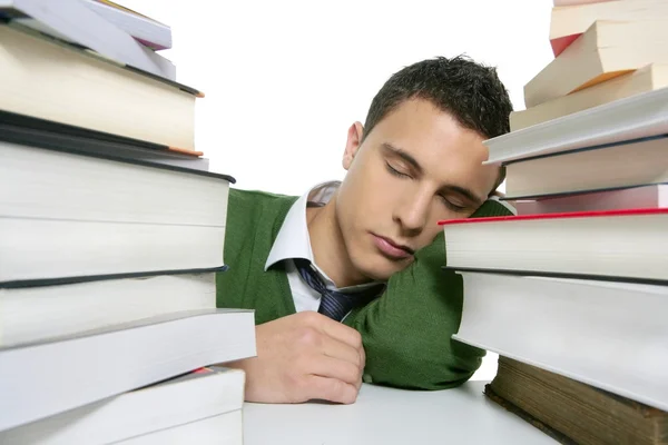 Garçon étudiant dormir sur pile de livres sur le bureau — Photo