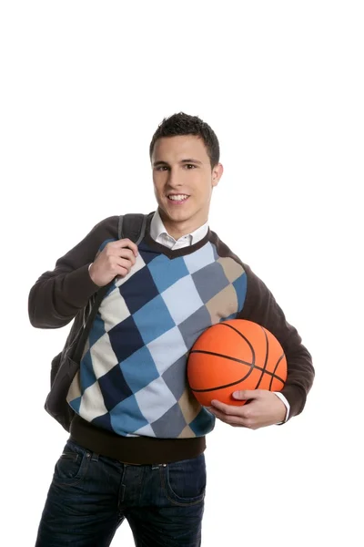Счастливый мальчик студент с баскетбольным мячом — стоковое фото