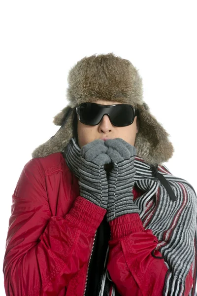 Νεαρός άνδρας με ζωικό δέρμα χειμώνα καπέλο και γάντια — Φωτογραφία Αρχείου