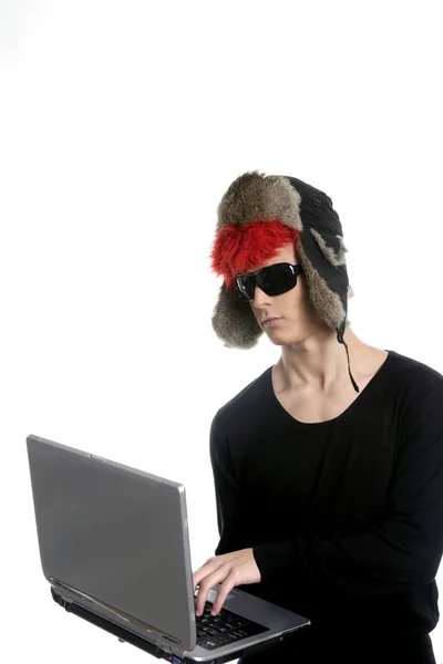 Estudante menino moderno com chapéu de inverno e laptop — Fotografia de Stock