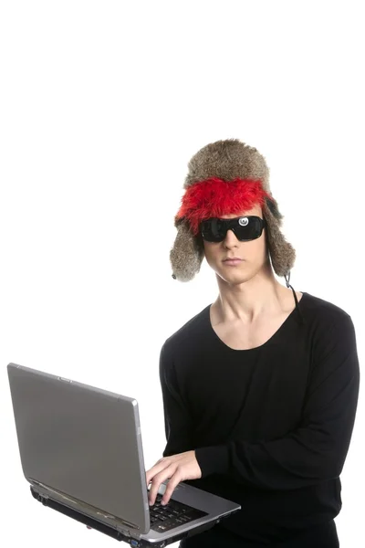 Estudante menino moderno com chapéu de inverno e laptop — Fotografia de Stock