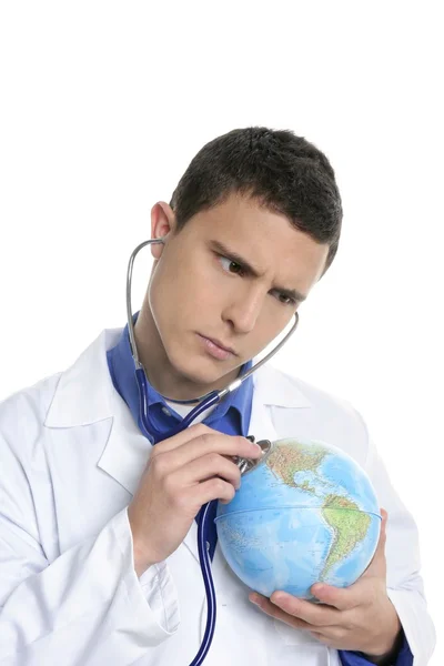 Врач проверяет здоровье на карте мира — стоковое фото