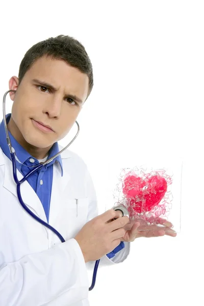 医生测试红色心脏健康，年轻人 — 图库照片