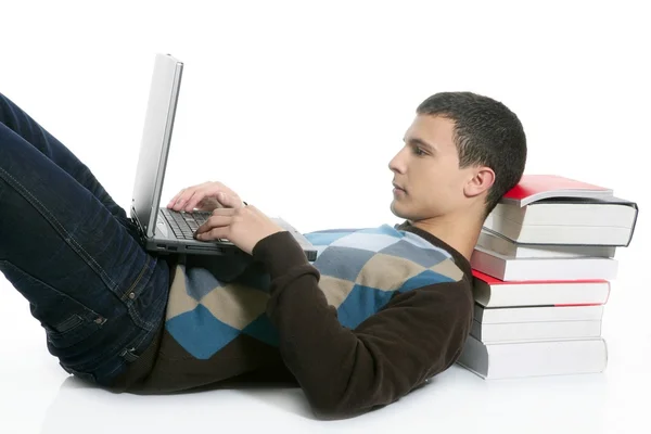 学生男孩躺在地上、 书籍和电脑上 — 图库照片