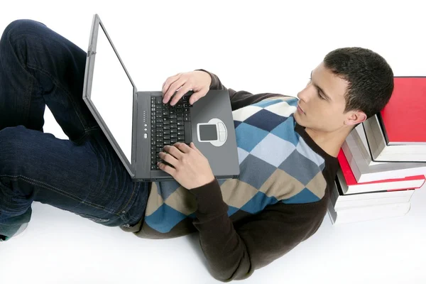 Студентський хлопчик лежить на підлозі, книги та комп'ютер — стокове фото