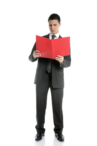 Ganzkörper-Geschäftsmann liest roten Ordner im Studio — Stockfoto