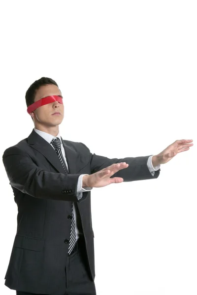 Червона стрічка з зав'язаними очима бізнесмен ізольовані — стокове фото