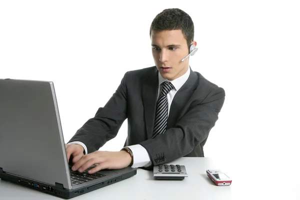 Biznesmen ze słuchawkami i laptopem — Zdjęcie stockowe