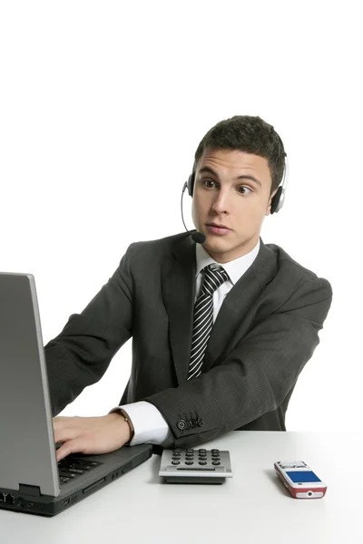 Empresário com fones de ouvido e laptop — Fotografia de Stock