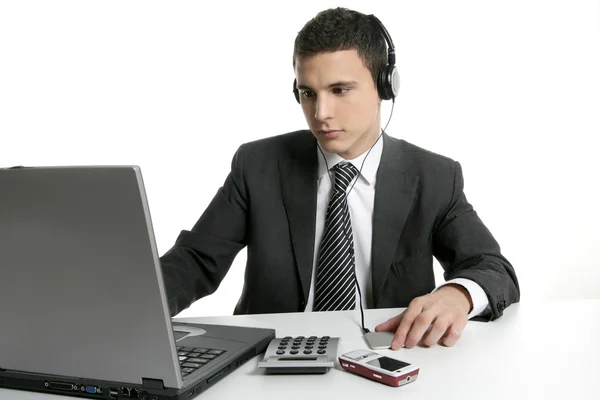Biznesmen z laptopa przesłuchania mp3 muzyka — Zdjęcie stockowe