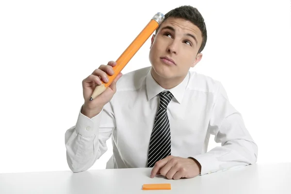 Молодий бізнесмен студент мислення з олівцем — стокове фото