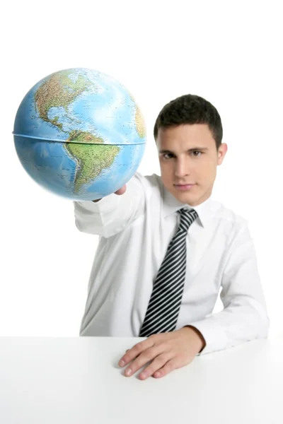 Бизнесмен играет с глобальной картой — стоковое фото