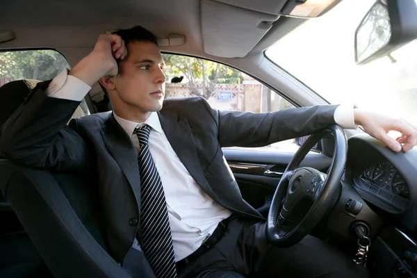 Κοστούμι νεαρός επιχειρηματίας στο εσωτερικό του αυτοκινήτου — Φωτογραφία Αρχείου