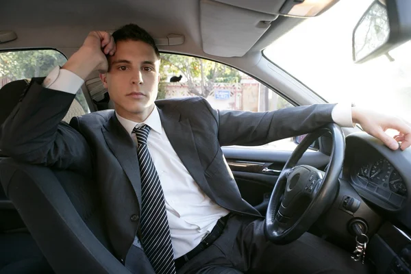 Giovane uomo d'affari vestito all'interno della sua auto — Foto Stock