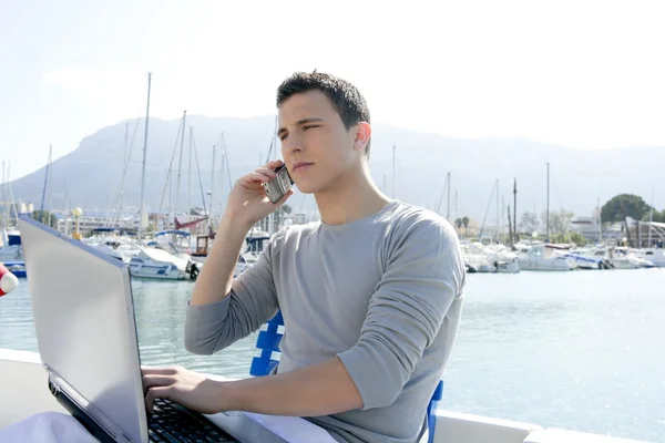 Affärsman som arbetar med datorn på en båt — Stockfoto