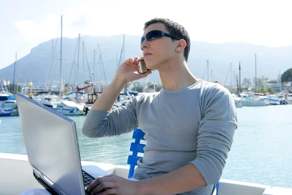 Homme d'affaires travaillant avec un ordinateur sur un bateau — Photo