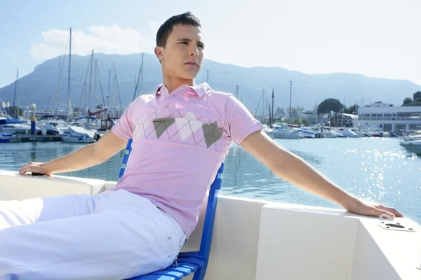 Молодий красивий чоловік розслабився на човні — стокове фото